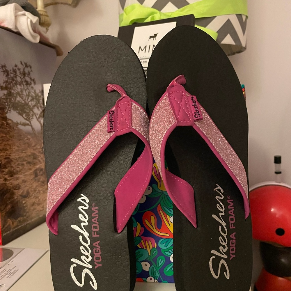 Women's size 7 flip flops.